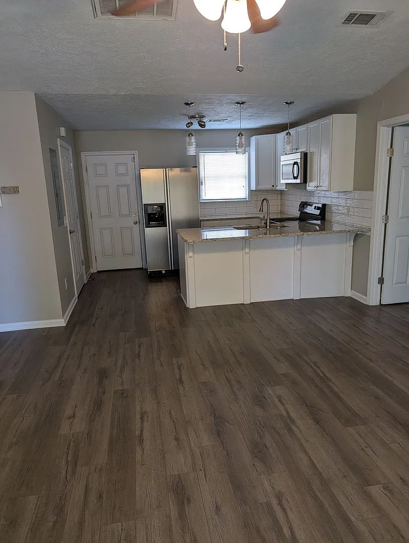 2 Bed, 2 Bath on N. Donahue — Photo 1