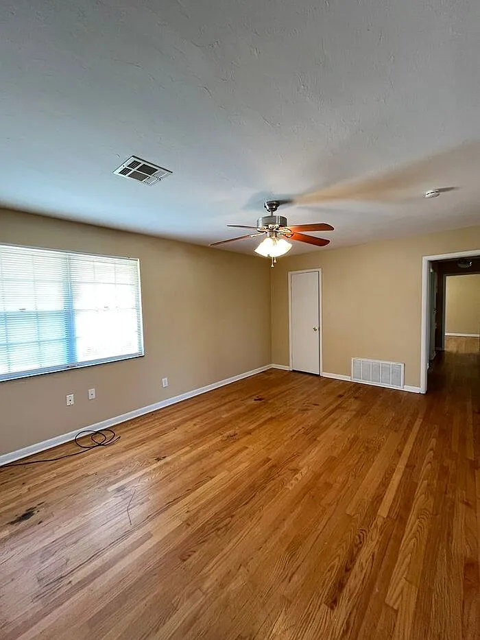 2 bed, 1.5 bath, 1343 sqft, $1,095 — Photo 4