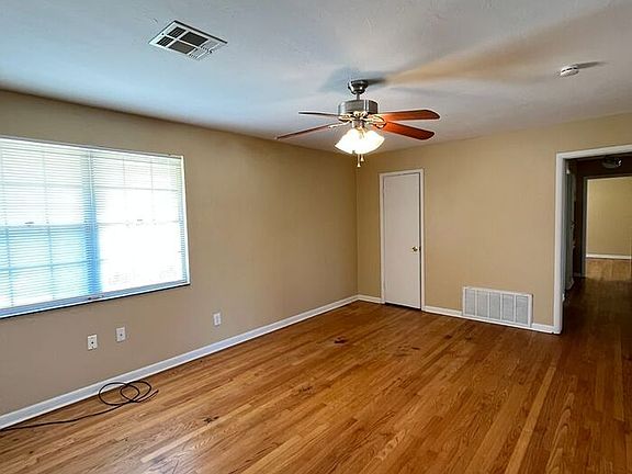 4th image of 3617 1/2 N Drexel Blvd