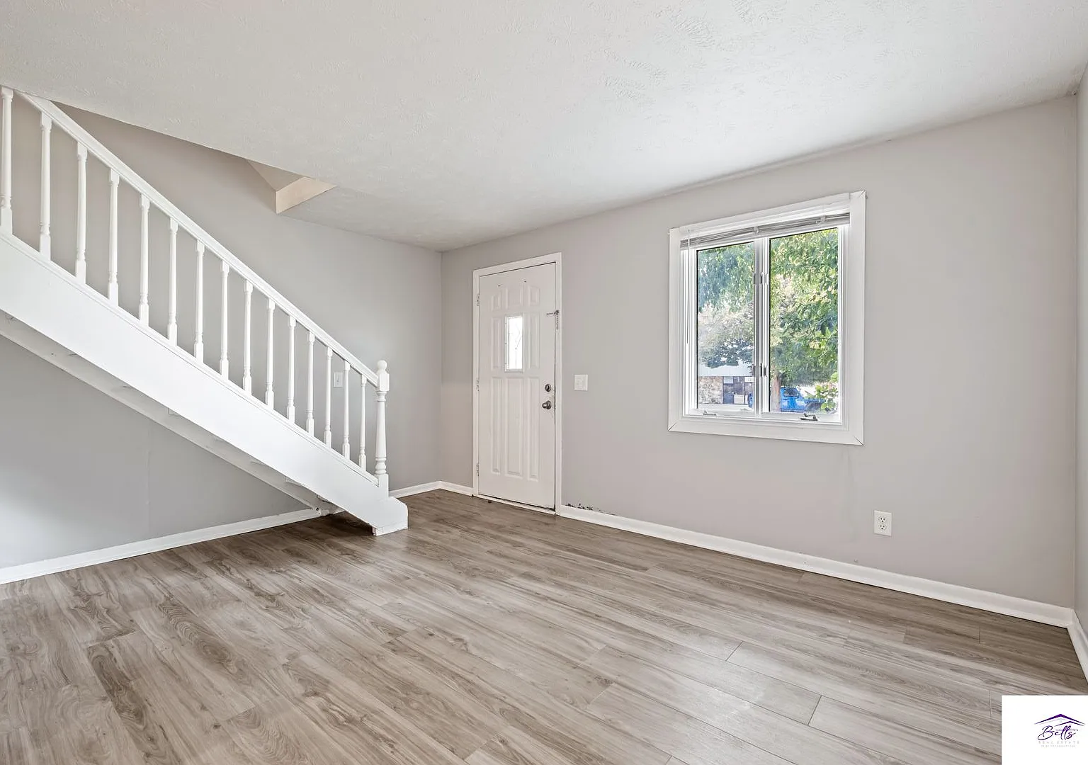 3012/3014 Menke Cir — Photo 2