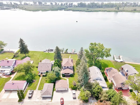 429 Edgewater Dr, Algonac, MI 48001