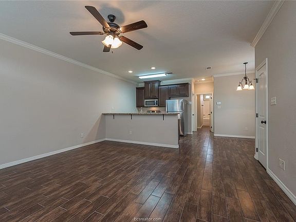 4th image of 300 Live Oak St #B