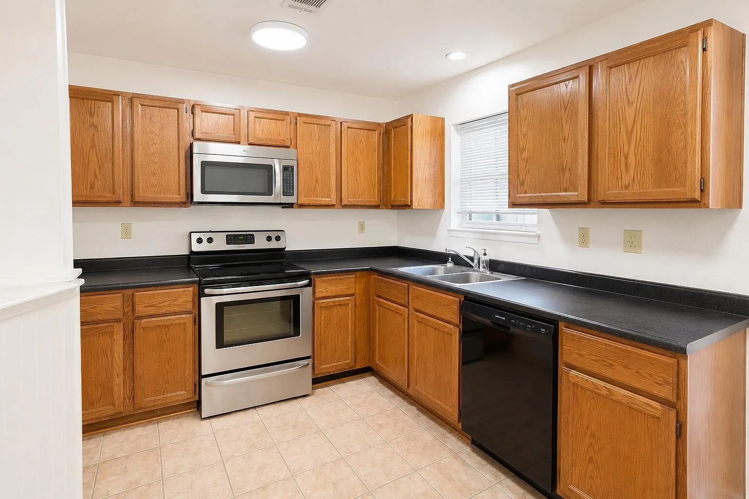 3 bed, 1.5 bath, 1025 sqft, $1,800 — Photo 4