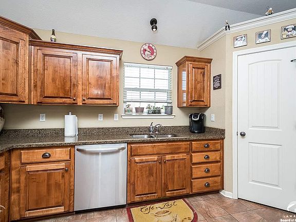 5th image of 807 N Chestnut Dr