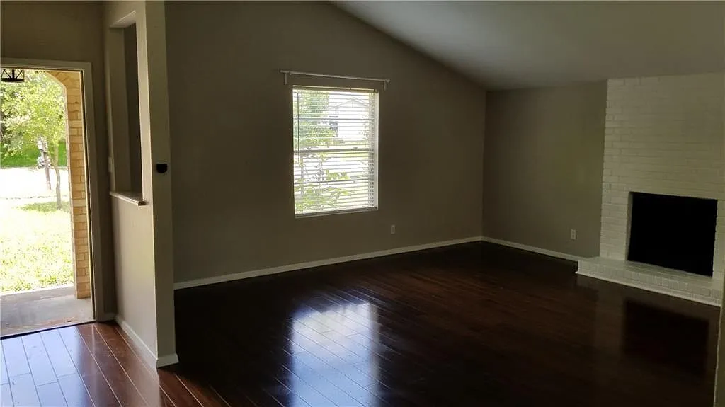 3 bed, 2.0 bath, 1459 sqft, $2,200 — Photo 2