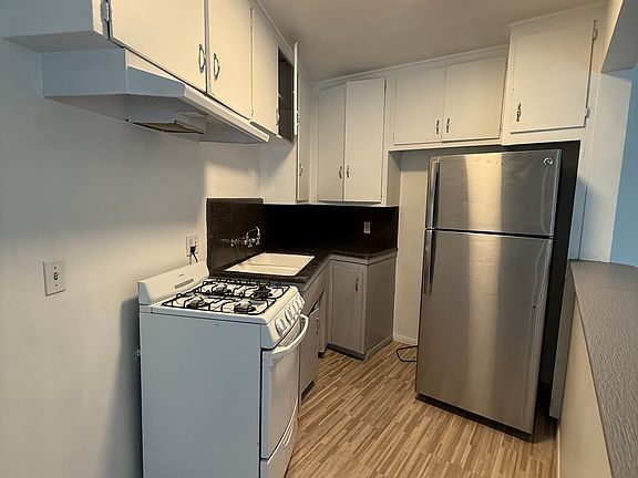 3rd image of 1007 N Mariposa St APT B