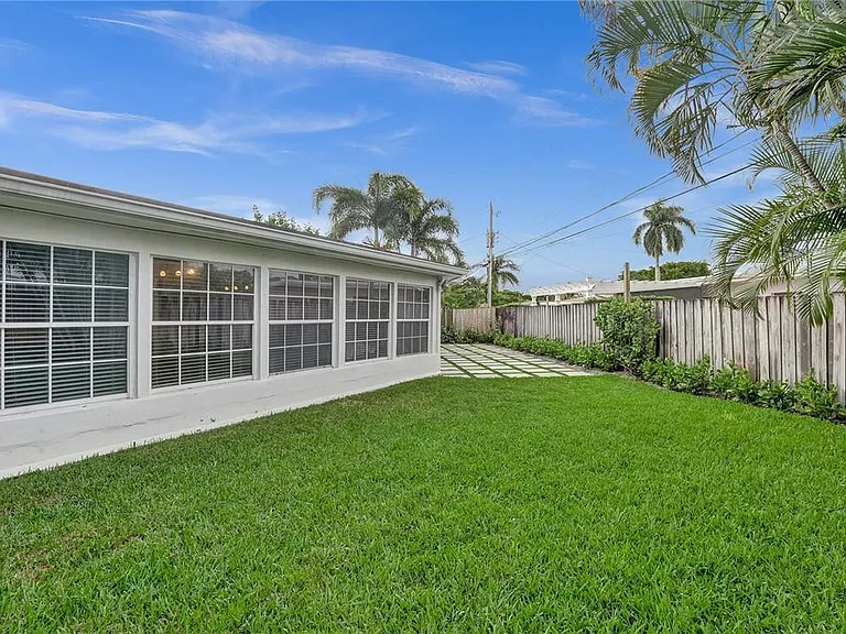 5981 NE 22nd Way — Photo 31