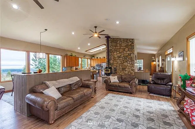 3 bed, 2184 sqft, $2,700 — Photo 2