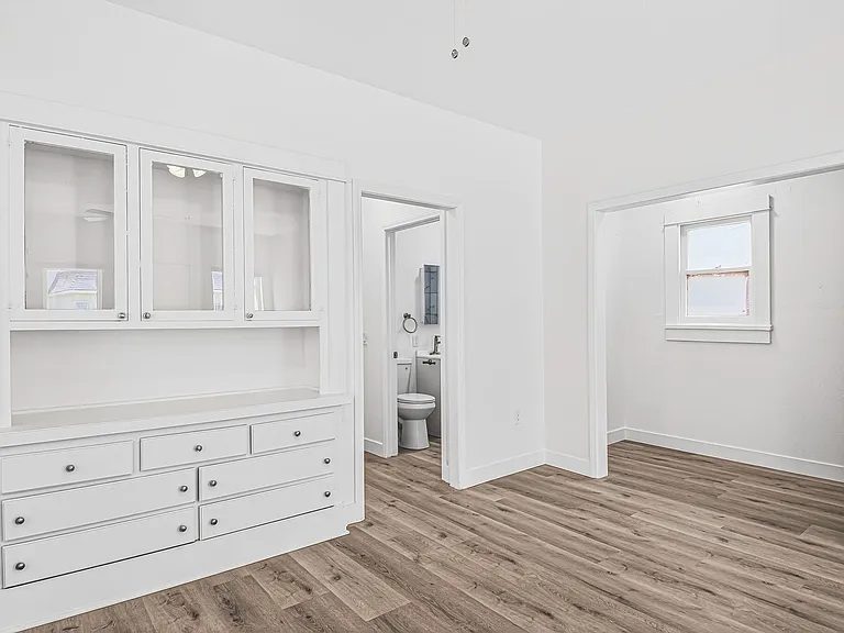 1045 E 4th Street — Photo 24