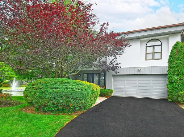 14 Eagle Chase #14, Woodbury, NY 11797