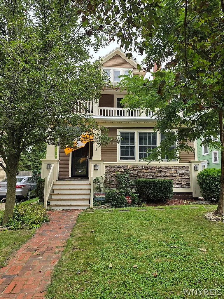 3 bed, 1.0 bath, 1227 sqft, $1,900 — Photo 1