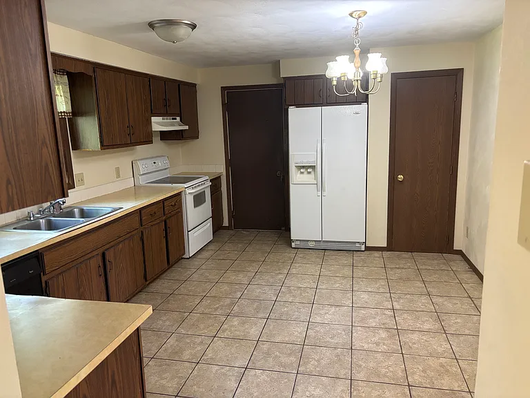 2419 S Schaefer St — Photo 1