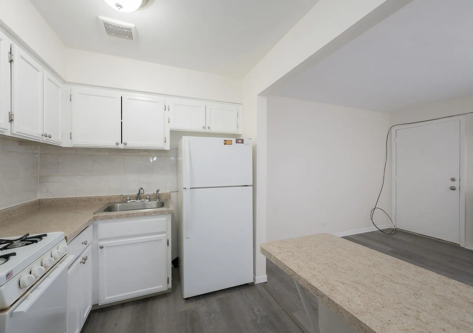 Studio Apartment Available — Photo 4