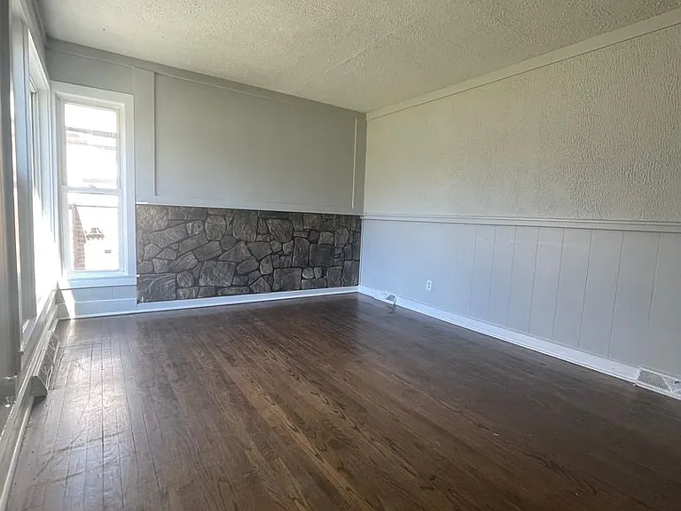 1565 Wentworth Ave — Photo 2