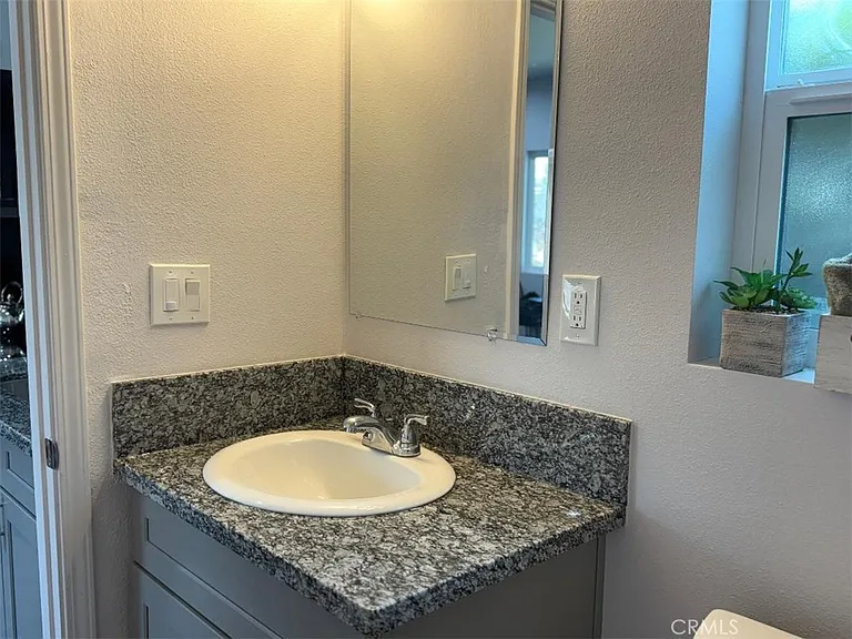 1901 N Grape Ave — Photo 2