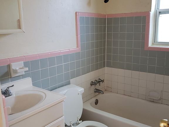 5th image of 3319 Lexington St #B