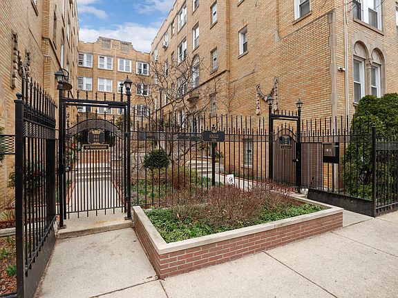 2nd image of 840 W Ainslie St APT D1