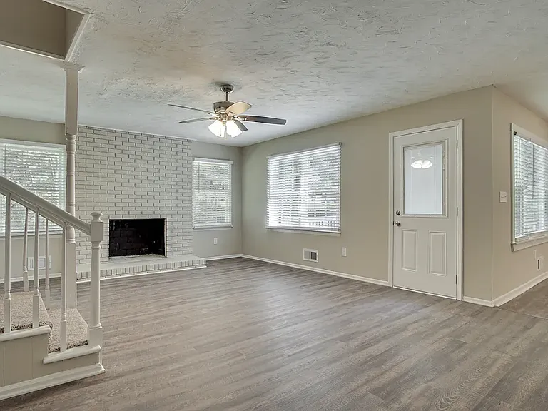 2416 Wood Hill Ln — Photo 11