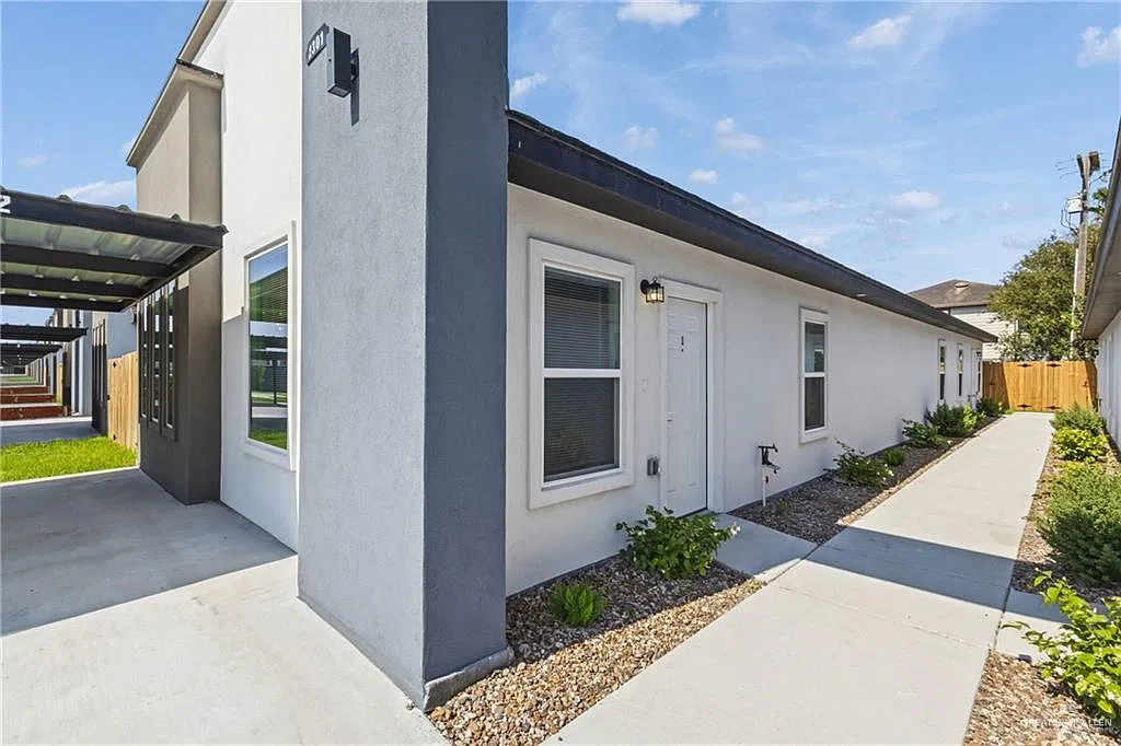 2301 S Hillside Ave — Photo 3