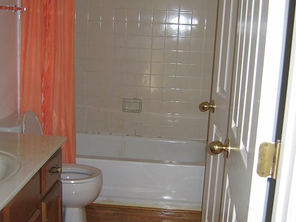 Upstairs Bathroom all upstairs is hardwood floors