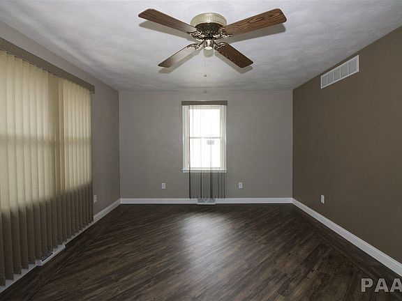 3rd image of 104 N Elm St