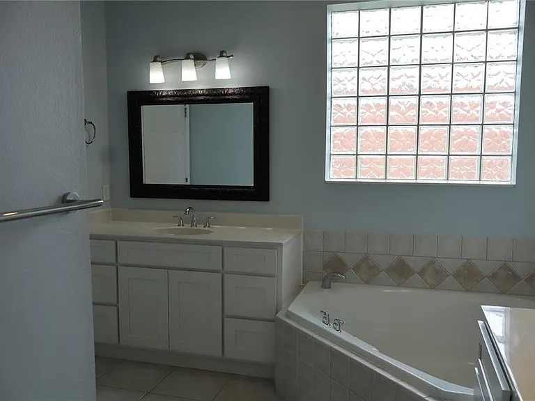 10842 Woodchase Cir — Photo 7