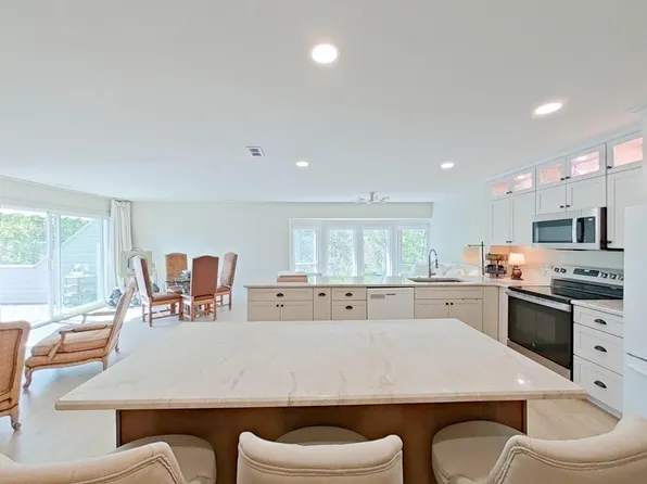 8159 Colony Dr APT 23, Grosse Ile, MI 48138
