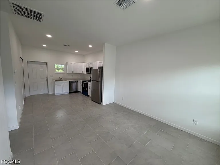 1092 Norton Ave S — Photo 2
