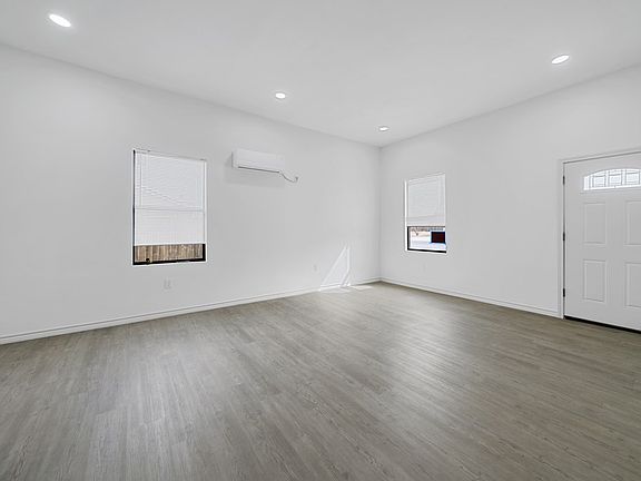 5th image of 809 E 15th St