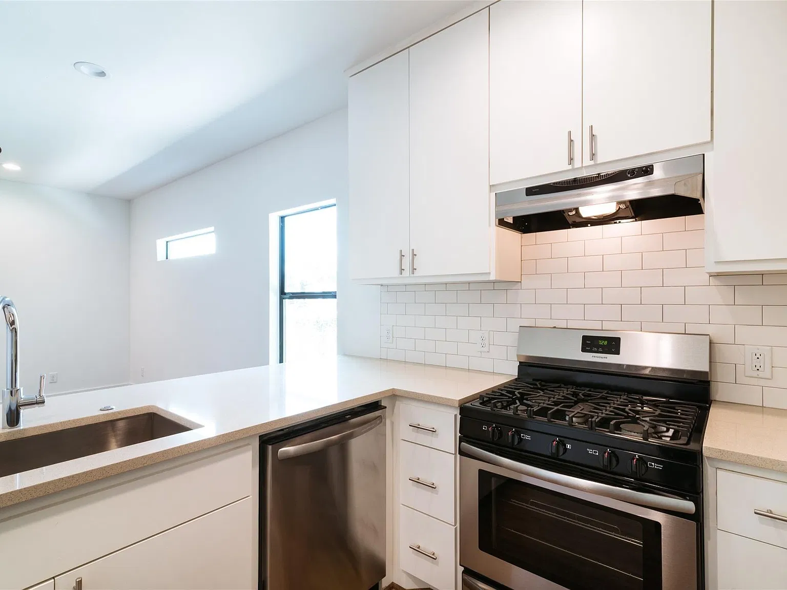 1 bed, 1.0 bath, 735 sqft, $1,365 — Photo 3