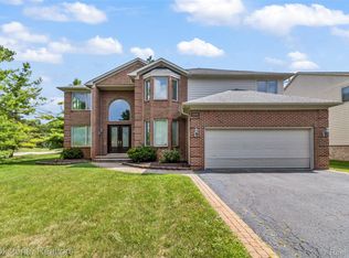 2115 Aldwin Dr, West Bloomfield, MI 48324