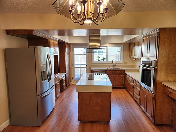 Kitchen with Island Cook Top & Wall Oven
