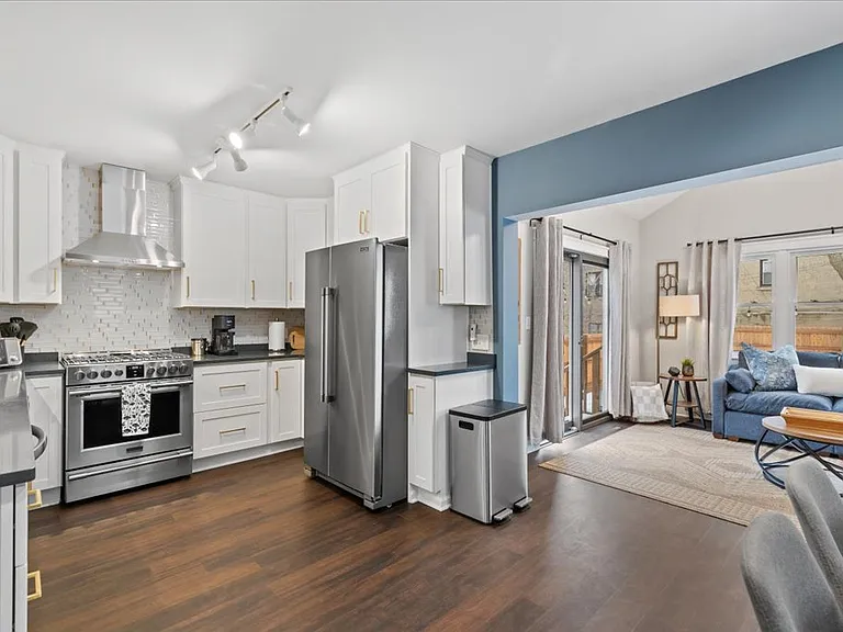 1608 N Astor St — Photo 13