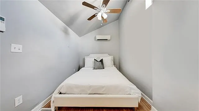 632 Burgundy St — Photo 39