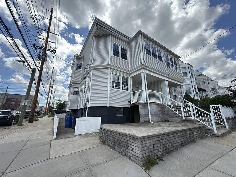 56 E 48th St #2 — Photo 13