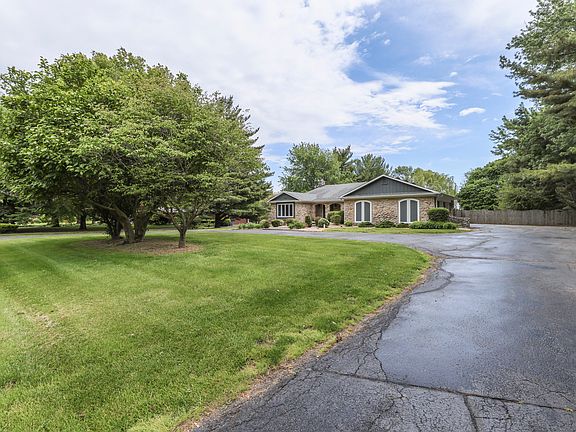 4th image of 69 E Maple Dr