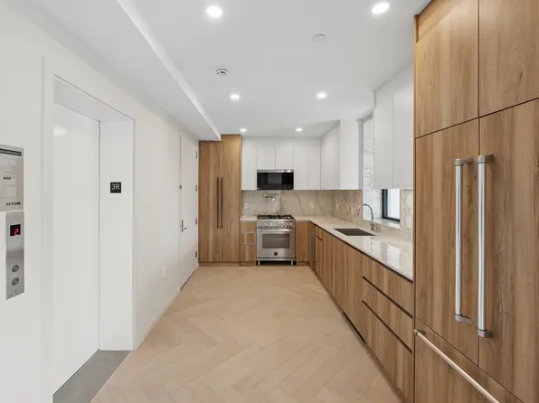 390 Manhattan Avenue image 2 of 6