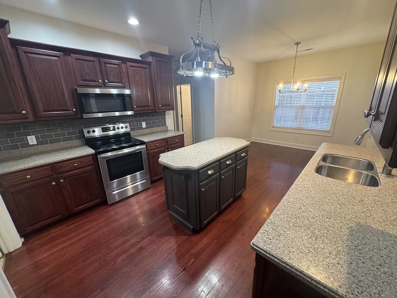 3 bed, 2.0 bath, 2000 sqft, $2,375 — Photo 3