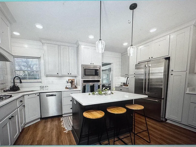 208 Surrey Rd SW — Photo 10