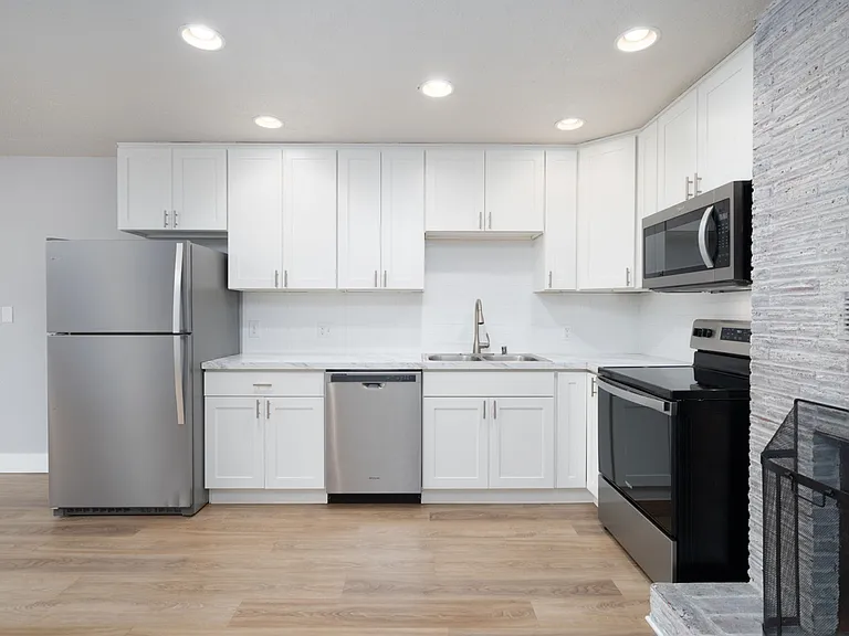 Columbia Court Apartments — Photo 36