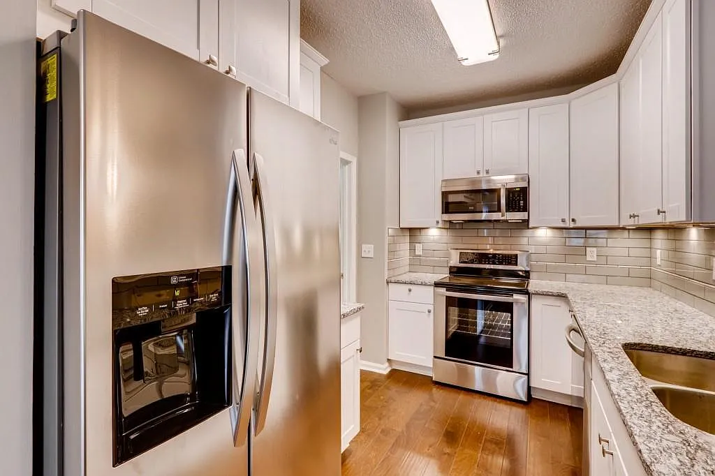 2 bed, 1187 sqft, $2,100 — Photo 3