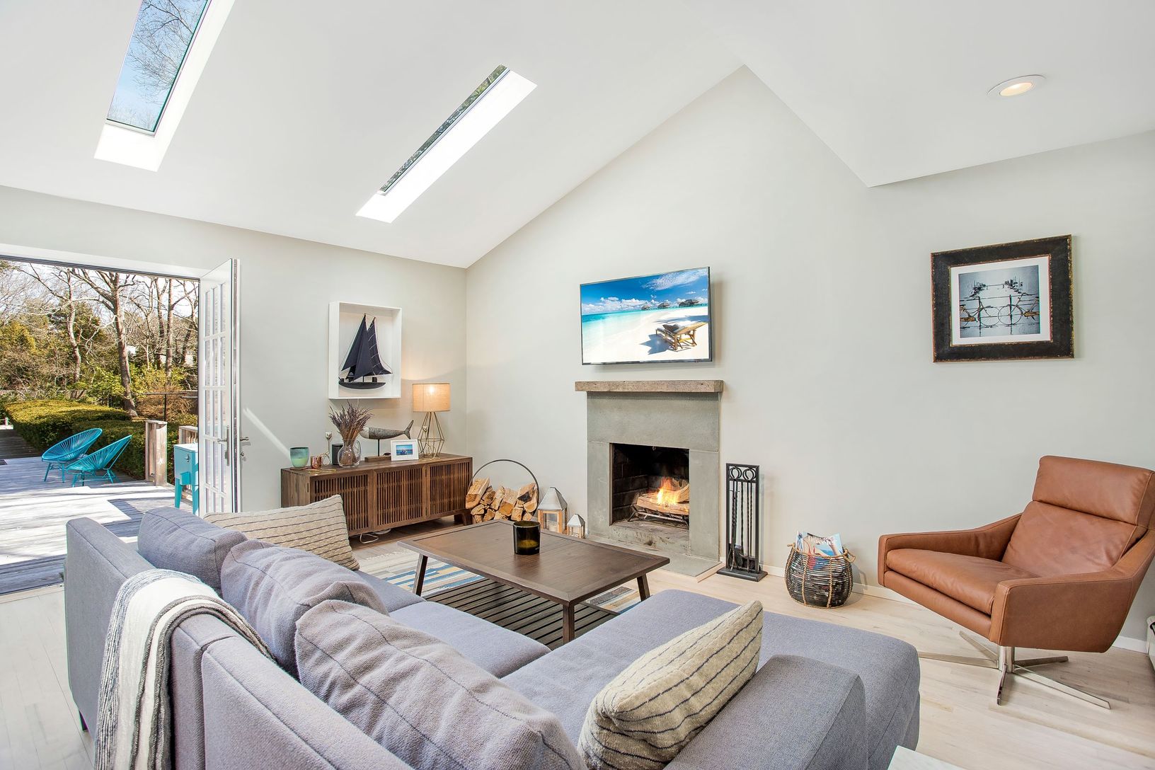 Fireplace, skylights, gorgeouus frunishings to complete your perfect summer getaway!