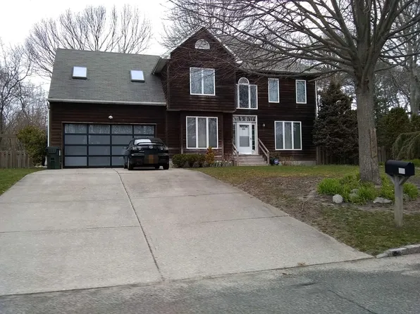 13 Ginny Ln, Hampton Bays, NY 11946