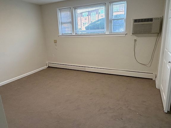 Livingroom/bedroom combo with wall ac new carpeting