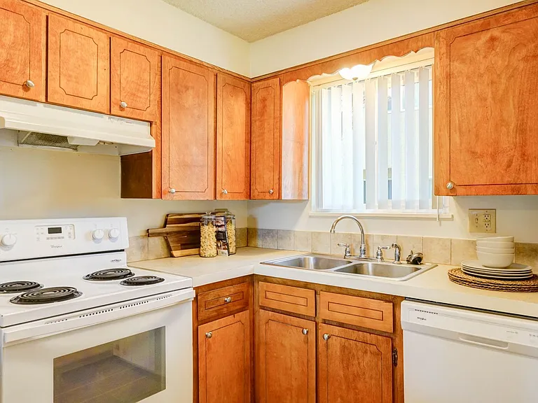 Spacious and immaculate townhomes! — Photo 30