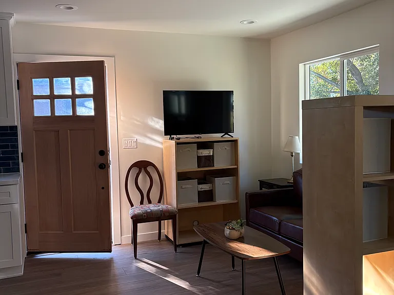 432 1/2 W Point Dr — Photo 4