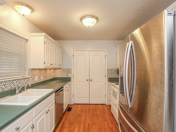 4th image of 2527 Burgess St