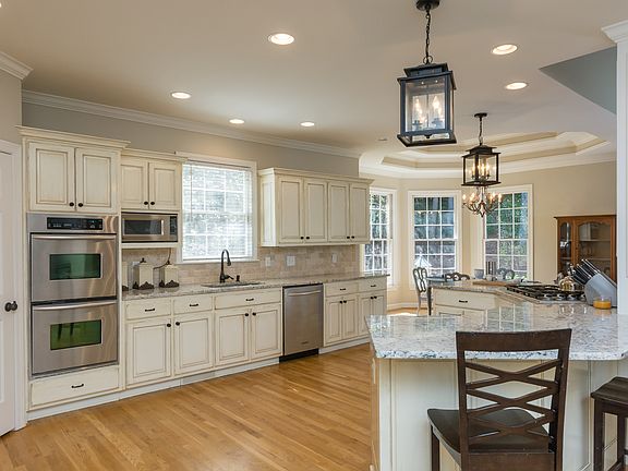 2nd image of 325 Sharpe Ln