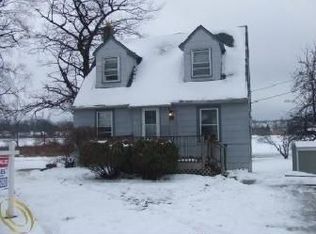 1010 Wyman Dr, Waterford, MI 48328