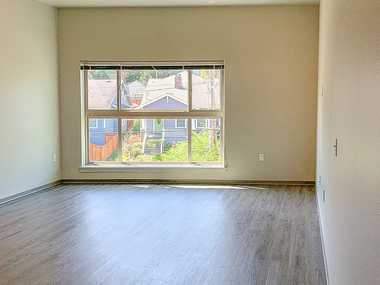 2400 E Boston St — Photo 7